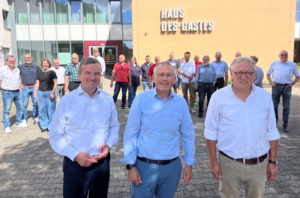 Bürgermeister Dirk Scharrer, Landrat Andreas Siebert und Ortsvorsteher Ralf Meister. Im Hintergrund Mitglieder der Vereine