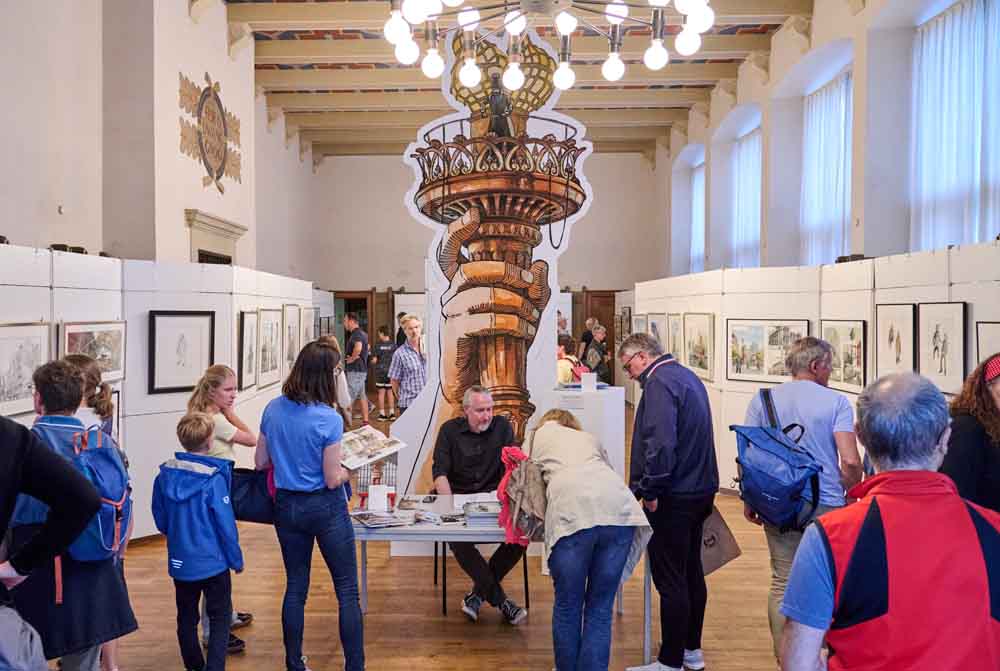 Ein Eindruck aus der Nacht der Museen und Galerien beim „Schauraum – das Fest der Museen und Galerien" aus 2025 – hier im Krameramtshaus mit dem Künstler Jörg Hartmann