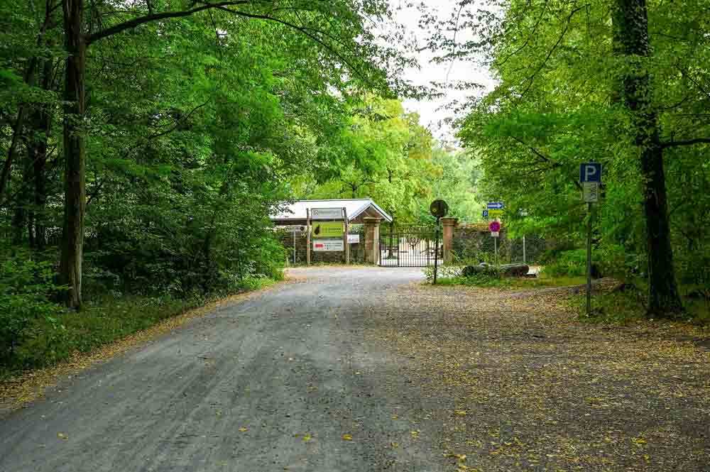 Blick auf den Parkplatz an der Alten Fasanerie in Klein-Auheim