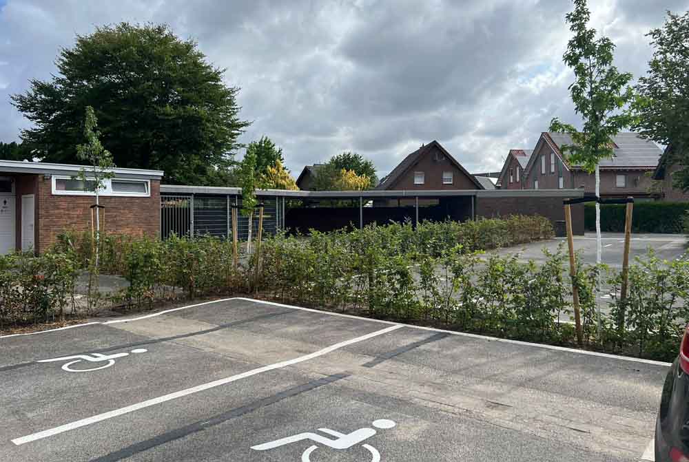 Blick auf den umgestalteten Parkplatz