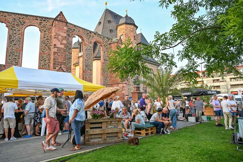 Menschen bei Bella Italia vor der Wallonisch-Niederländischen Kirche
