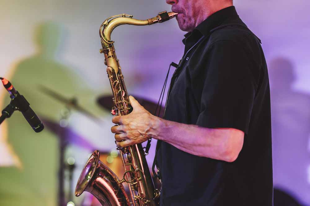 Mann spielt Saxophon