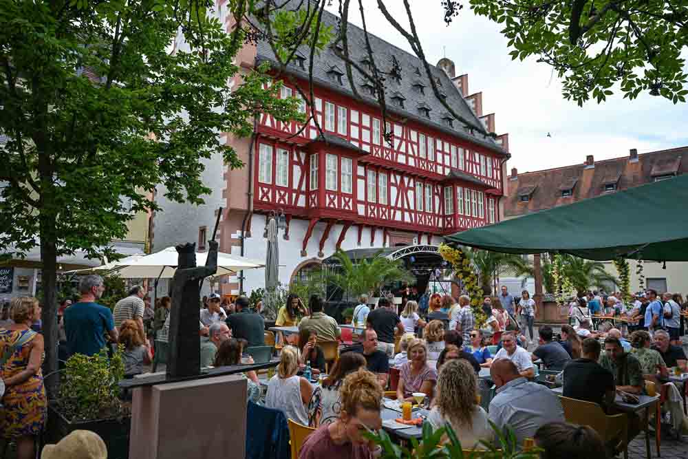 Menschen beim „Abendgold" in Hanau