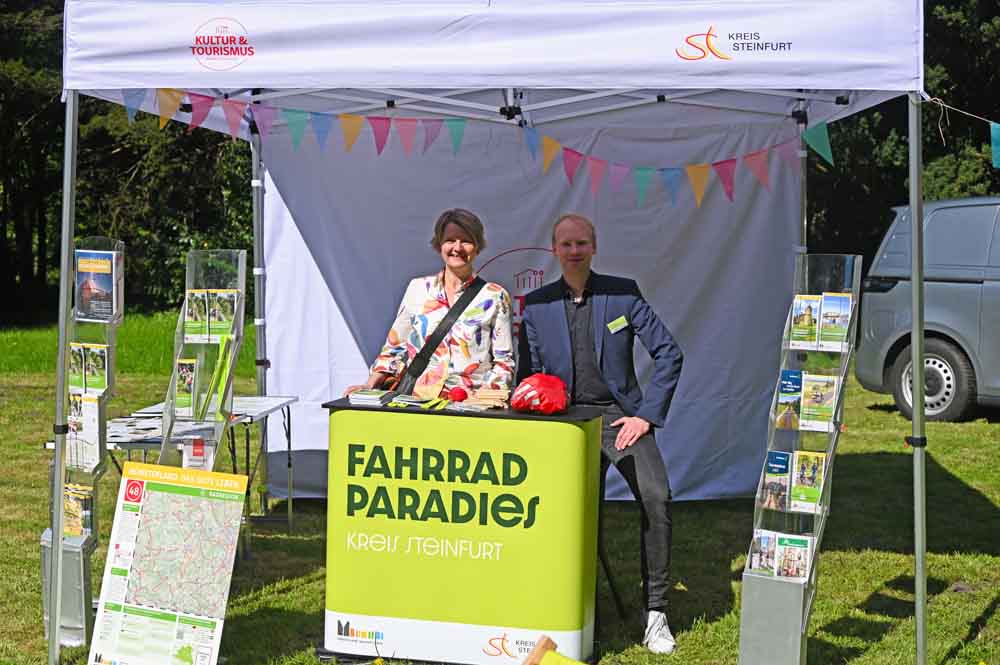 Kirsten Weßling und Cornelius Hindersmann vom Amt für Kultur, Tourismus und Heimatpflege, am Stand