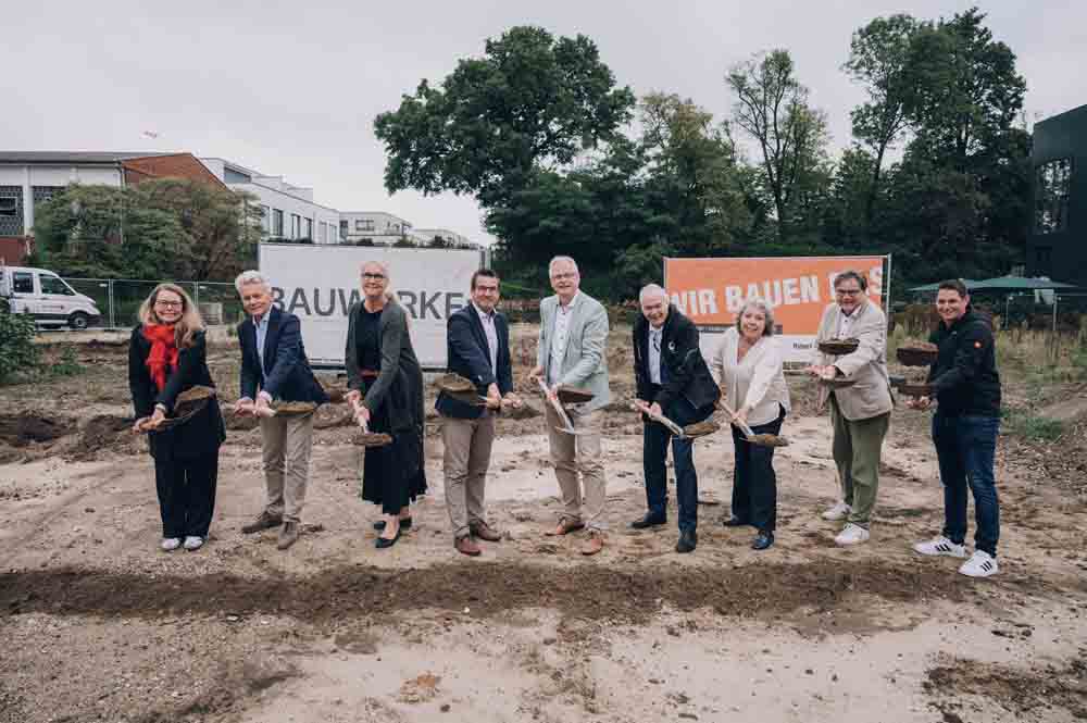 Andrea Piehl (Geschäftsführerin Bauwerke Münster GmbH), Thomas Paal (Beigeordneter für Bildung, Jugend, Familie und Sport), Doris Feldmann (stellvertretende Aufsichtsratsvorsitzende Bauwerke Münster GmbH), Jörg Berens (Aufsichtsratsvorsitzender Bauwerke Münster GmbH), Jürgen Aigner (Vizepräsident Westdeutscher Volleyball-Verband und Präsident USC Münster), Hubert Martens (Präsident Westdeutscher Volleyball-Verband), Regina Pott (Fachstellenleiterin Sportstätten Stadt Münster), Bürgermeister Klaus Rosenau und Jan Teepe (assmann gruppe)