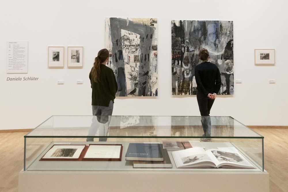Personen in der Grafik-Ausstellung im Stadtmuseum