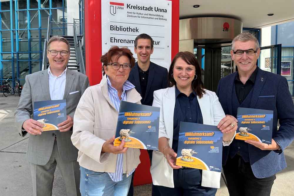 Björn haller (Leiter des Amtes für Soziales, Wohnen, Demografie und Integration der Kreisstadt Unna), Simone Melenk (Bürgerstiftung Unna), Christian Bolle (Kreispolizeibehörde Unna), Sonja Slabion (Leiterin des Amtes für Jugend und Familie) und david Nethen (Leiter des Amtes für Kultur und Weiterbildung, von links) präsentieren die Broschüre