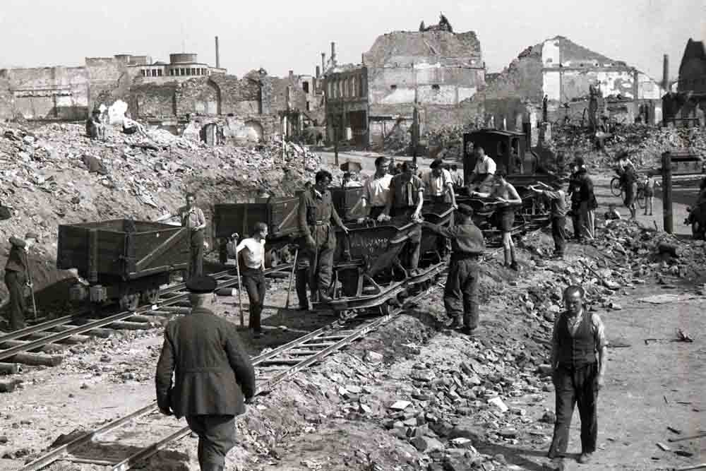 Aufnahme des Marktplatzes mit dem zerstörten Kaufhof (Ecke Hirschstraße/Nürnberger Straße) im Hintergrund, 22. April 1946
