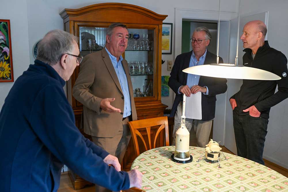 Oberbürgermeister Claus Kaminsky schwelgte gemeinsam mit Martin Hoppe, Fachbereichsleiter Kultur, und Thorsten und Uwe Gluth in Erinnerungen