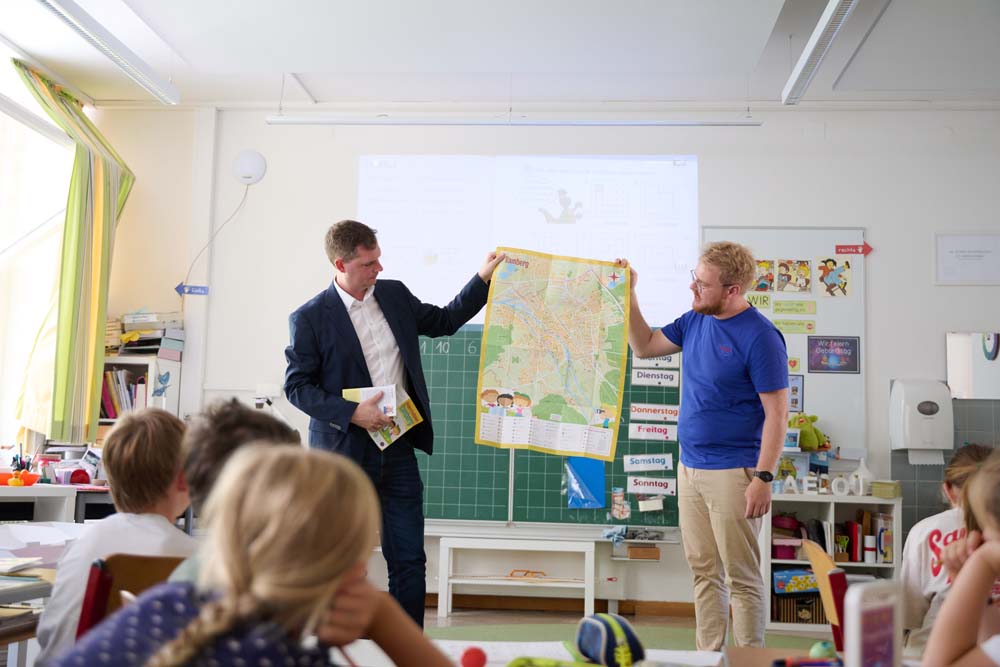Bürgermeister Jonas Glüsenkamp und Maxi Manlig vom Stadtjugendring