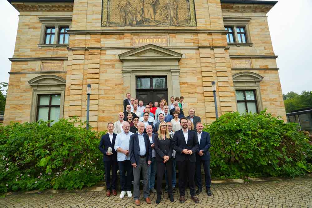 Gruppenbild der Geehrten vor Haus Wahnfried