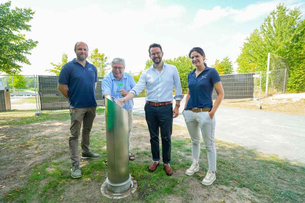 Oberbürgermeister Dr. Andreas Zippel (2. von rechts) und Stadtgartenamtsleiter Robert Pfeifer (2. von links) danken BAT-Standortleiterin Tina Ott und Andreas Mix, technischer Leiter von BAT, für die Unterstützung bei der Anschaffung und Installation des Trinkwasserbrunnens in der Wilhelminenaue