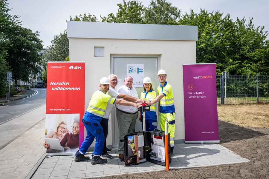 Peter Sosna (Rollout-Manager bei Westconnect), Martin Lutz (Gigabitkoordinator der Landeshauptstadt Düsseldorf), Olaf Wagner (Beigeordneter für Personal, Organisation, Digitalisierung und Bürgerservice der Landeshauptstadt Düsseldorf), Sandra Etterichretz (Managerin für Regionale Kooperationen bei Westconnect) und Christopher Ifang (Projektentwicklung der Westconnect)