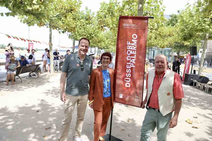 OB Dr. Stephan Keller mit Annegriet Camilla Spörndle, Italienisches Generalkonsulat, und Michael Kortlaender, Vorsitzender Verein Düsseldorf-Palermo