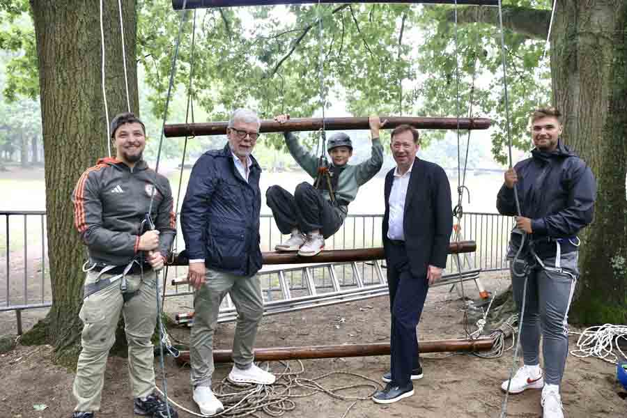 Stadtdirektor Burkhard Hintzsche und Stadtsportbund-Präsident Peter Schwabe beim Baumklettern