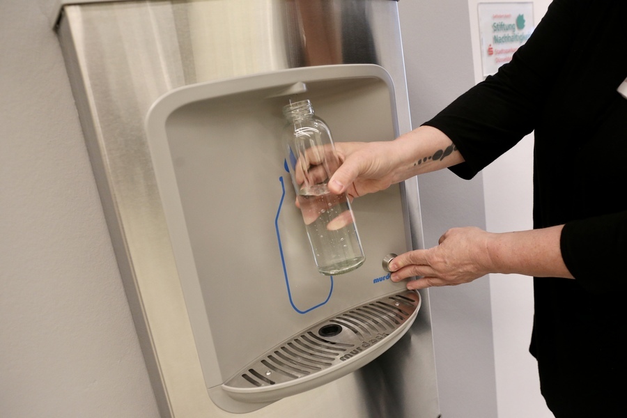 Person füllt Trinkwasser in eine Flasche