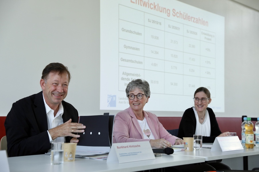 Stadtdirektor und Schuldezernent Burkhard Hintzsche (v.l.), Dagmar Wandt, Leiterin des Amtes für Schule und Bildung sowie Sabine Ostermann-Kestner, Leiterin der Abteilung für Bildung, Ganztag und Übergänge im Ant für Schule und Bildung