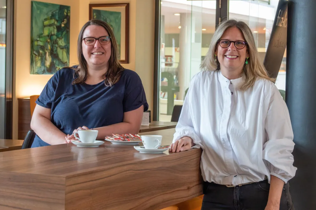 Kristine Günther, stellvertretende Leitung der Mediothek und Sandra van den Ouden von der Mediothek