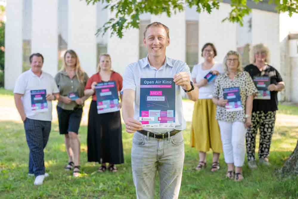 Patrick Worbs (Weidenschloss Bremerhaven e.V.), Regina Usbeck ( FIELAX GmbH), Stefanie Dunkel (Kulturamt), Stadtrat Prof. Dr. Hauke Hilz, Judith Zimmermann (DAH), Heike John und Anke Mio (Kirchenvorstand Auferstehungskirche Surheide)