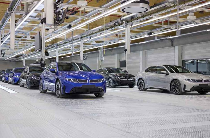 Fahrzeuge stehen im Werk München
