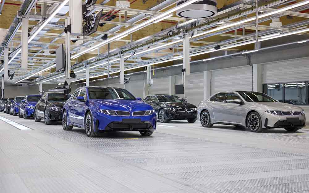 Fahrzeuge stehen im Werk München
