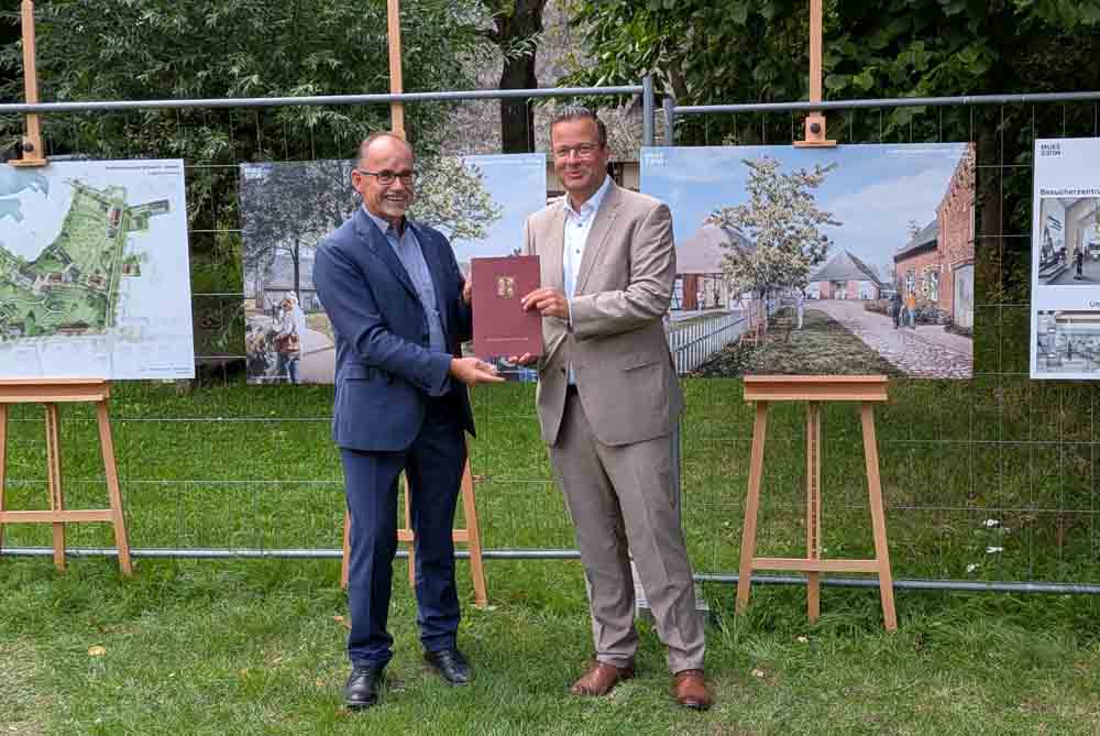 Wirtschaftsminister Dr. Wolfgang Blank überreichte den Fördermittelbescheid an OB Sebastian Ehlers