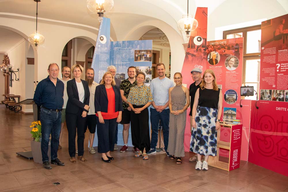 Christian Weiß (Stadt Würzburg, Tandem-Projekt „Kommunikation der Zukunft"), Lars Wallstabe (WueLAB, Uni Würzburg), Dr. Astrid Carolus (Uni Würzburg, Tandem-Projekt „Kommunikation der Zukunft"), Dr. Markus Leisegang (Stadt Würzburg, Stabsstelle Klima und Nachhaltigkeit), Bürgermeisterin Dr. Sandra Vorlová, Prof. Dr. Guido Fackler (Uni Würzburg, Tandem-Projekt „Dritte Orte"), Levi Rhomberg (WueLAB, Uni Würzburg), Dr. Nicola Oswald (Uni Würzburg, operative Leitung Tandem-Projekt), Dr. Christian Göpfert (Stadt Würzburg, operative Leitung Tandem-Projekt), Nadine Bernard (Stadt Würzburg, Tandem-Projekt „Nachhaltiges Bildungsmanagement"), Prof. Dr. Hans-Stefan Siller (Uni Würzburg, Tandem-Projekt „Nachhaltiges Bildungsmanagement"), Annett Rohmer (Stadt Würzburg, Tandem-Projekt „Urbane Ökosysteme")