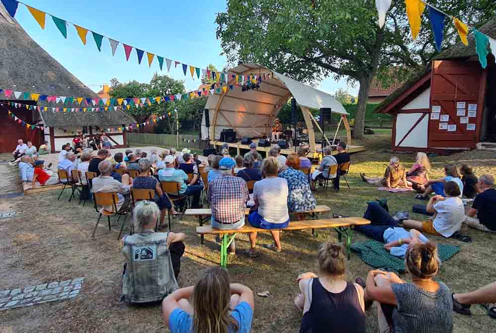 Menschen beim Windros-Festival