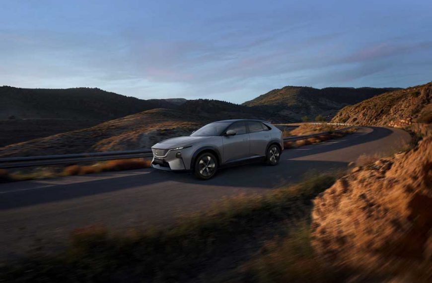 MAZDA CX-6e auf der Straße