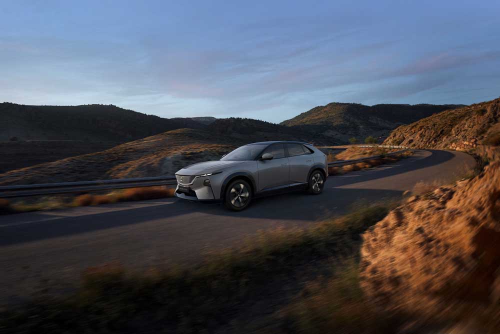 MAZDA CX-6e auf der Straße