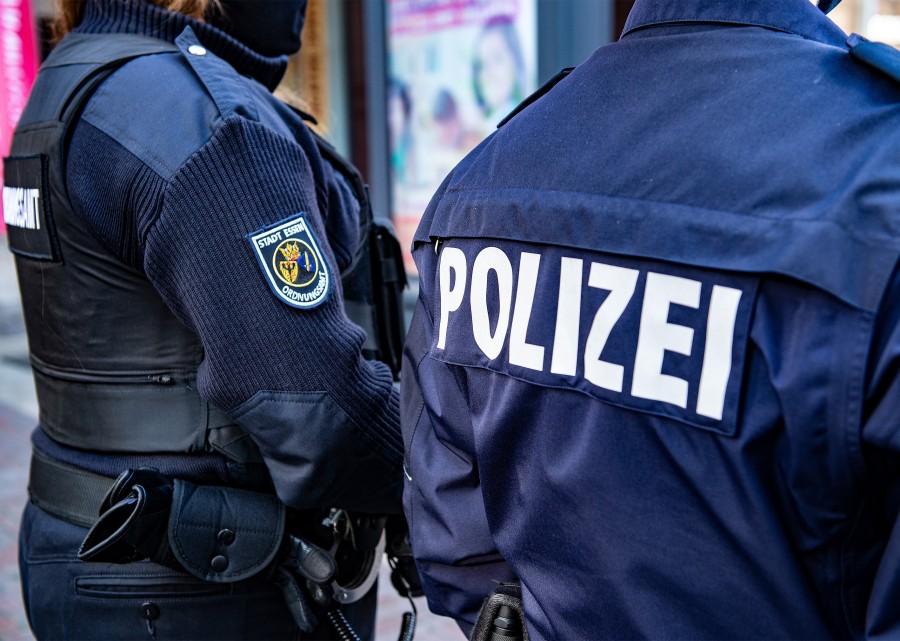 Mitarbeiter von Ordnungsamt und Polizei in Essen