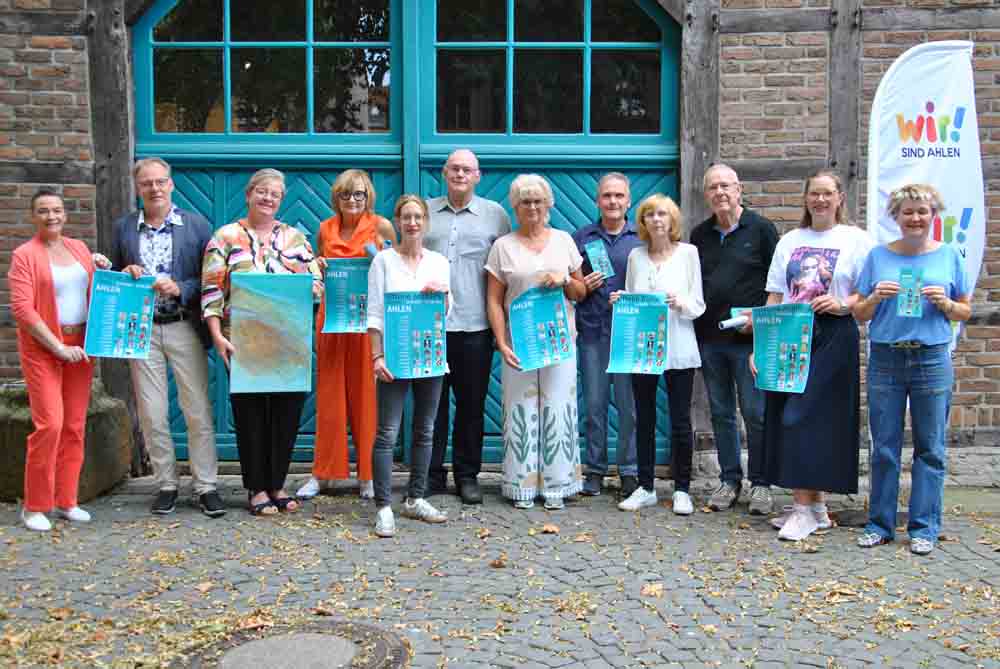 Teilnehmende Künstlerinnen und Künstler aus Ahlen mit Plakaten