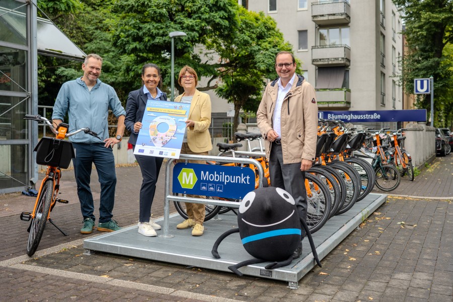 Björn Ahaus, Grüne Hauptstadt Agentur der Stadt Essen, Dr. Linda Kisabaka, Ruhrbahn GmbH, Simone Raskob, Geschäftsbereichsvorständin für Umwelt, Verkehr und Sport der Stadt Essen, und Oberbürgermeister Thomas Kufen