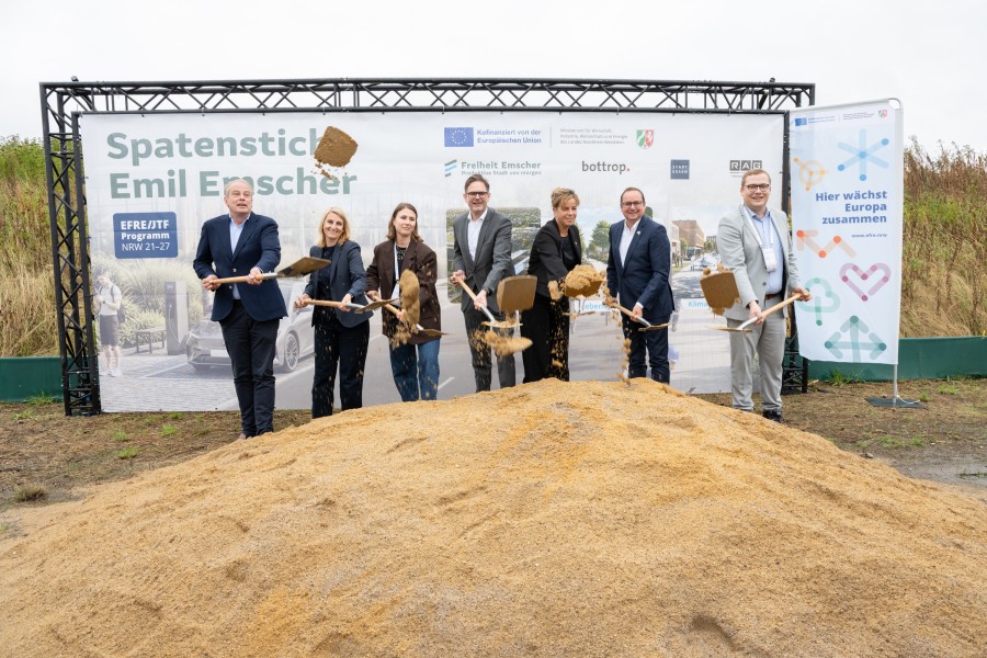 Spatenstich für Emil Emscher mit (v.r.n.l.) Matthias Buschfeld, Oberbürgermeister der Stadt Bottrop, Oberbürgermeister Thomas Kufen, Mona Neubaur, Ministerin für Wirtschaft, Industrie, Klimaschutz und Energie des Landes NRW, Gernot Pahlen, Freiheit Emscher Entwicklungsgesellschaft mbH, Leonie Schwarzwalder, Freiheit Emscher Entwicklungsgesellschaft mbH, Sandra Nierfeld, RAG Montan Immobilien, und Sven-Martin Köhler, CDU-Ratsherr Stadt Essen