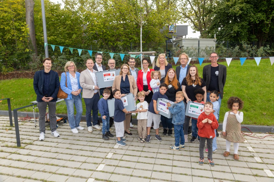 Gruppenbild mit Bürgermeisterin Julia Jacob bei der Eröffnung der Kita Hubertstraße