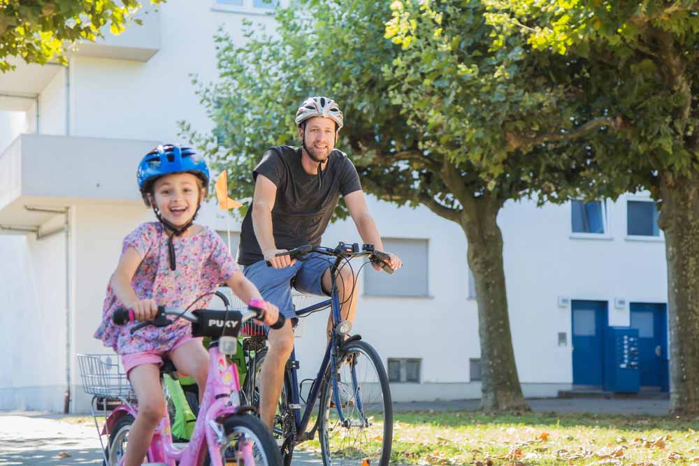 Vater und Tocher auf dem Rad
