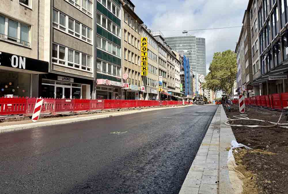 Blick auf die asphaltiere Fahrbahn der Friedrichstraße