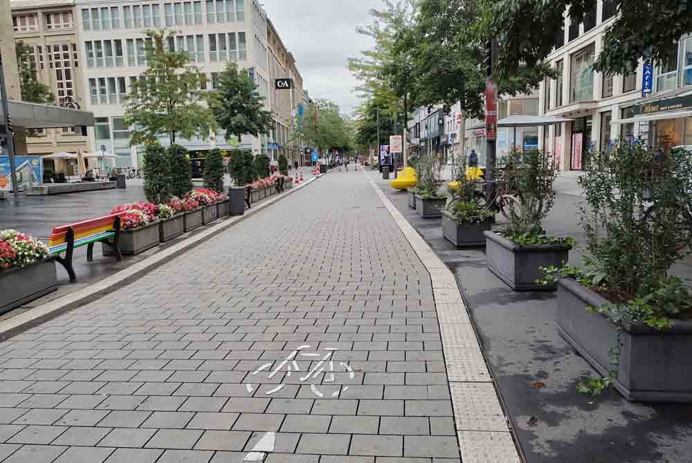 Neue Pflanzgefäße auf der Schadowstraße