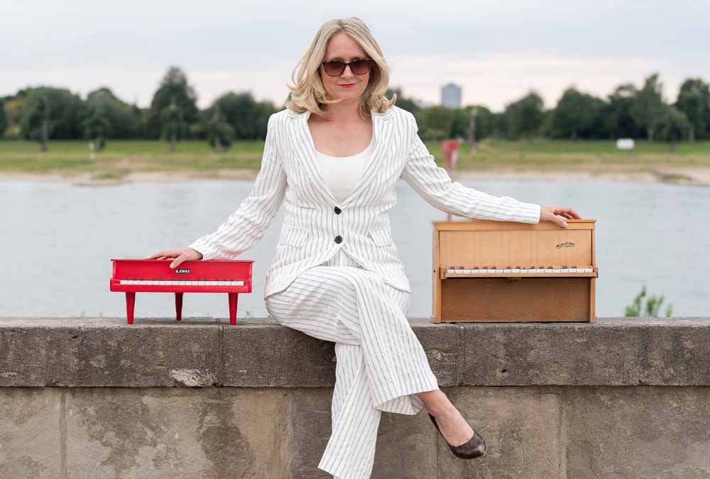 Frederike Möller mit zwei ToyPianos