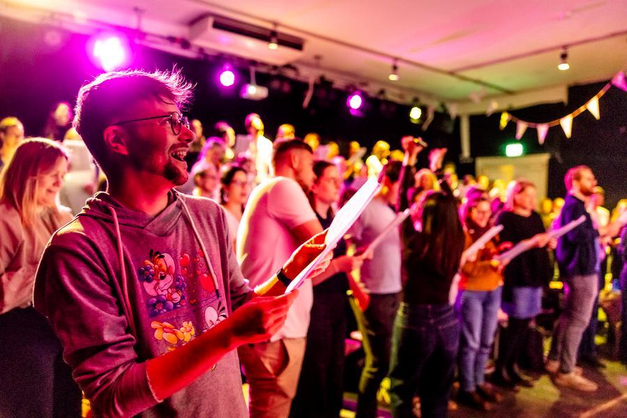 Menschen beim Singalong im Theatermuseum
