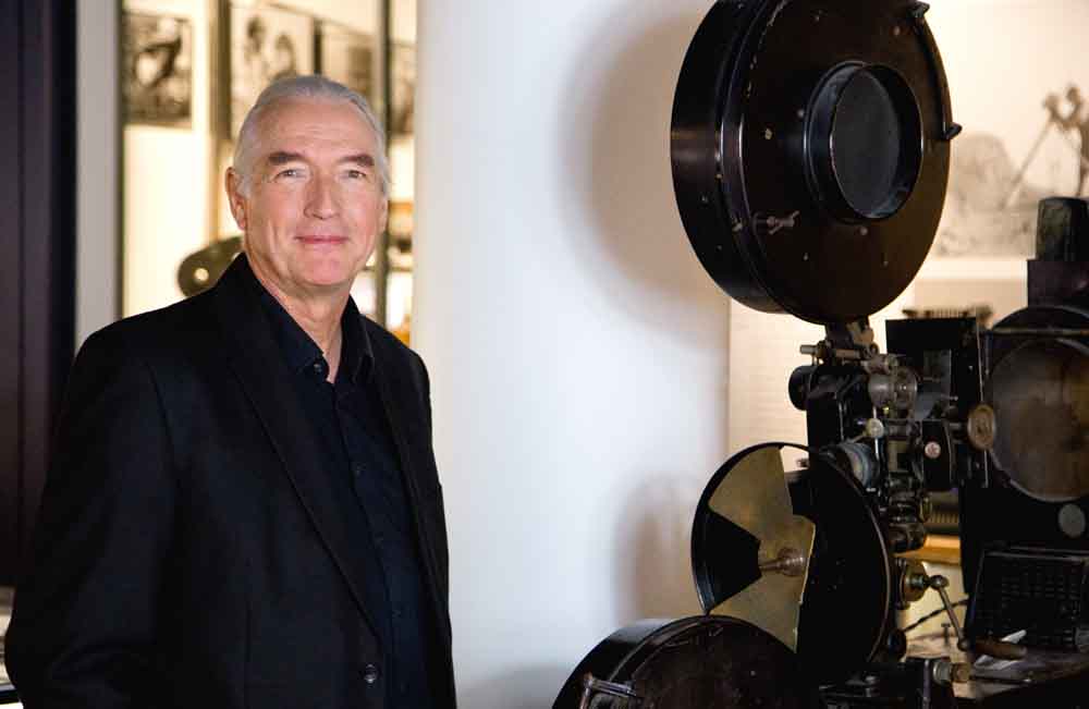 Bernd Desinger neben Ausstellungsstück im Filmmuseum
