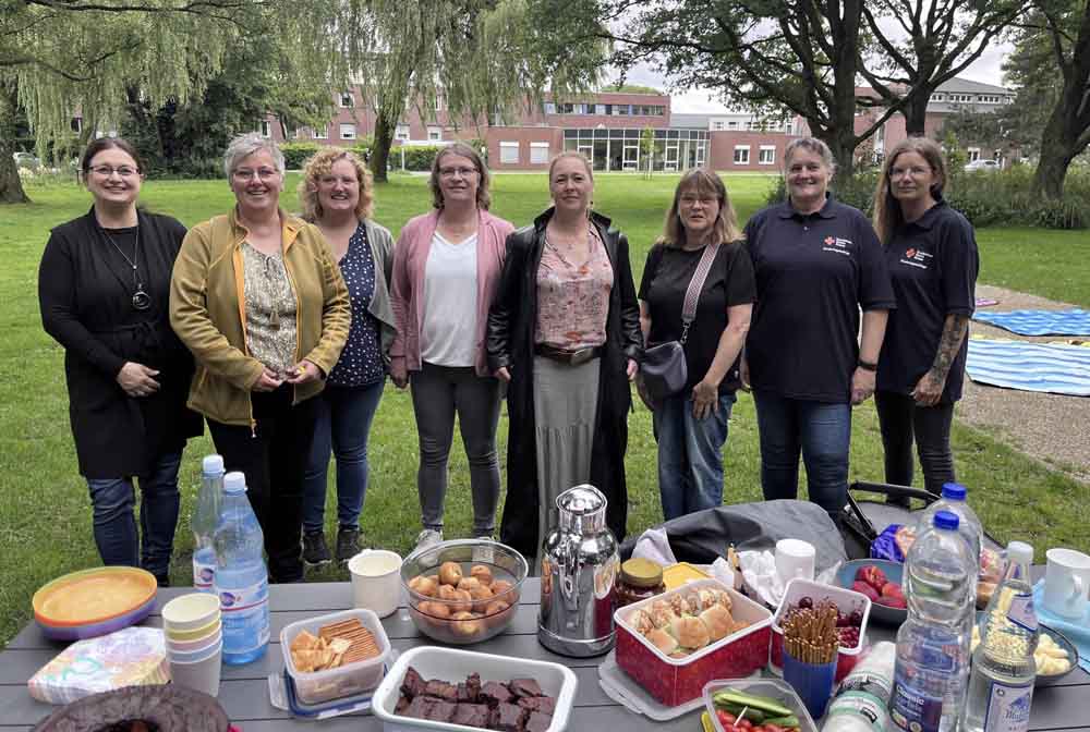 Kindertagespflegepersonen aus Rhede vor einem Picknicktisch