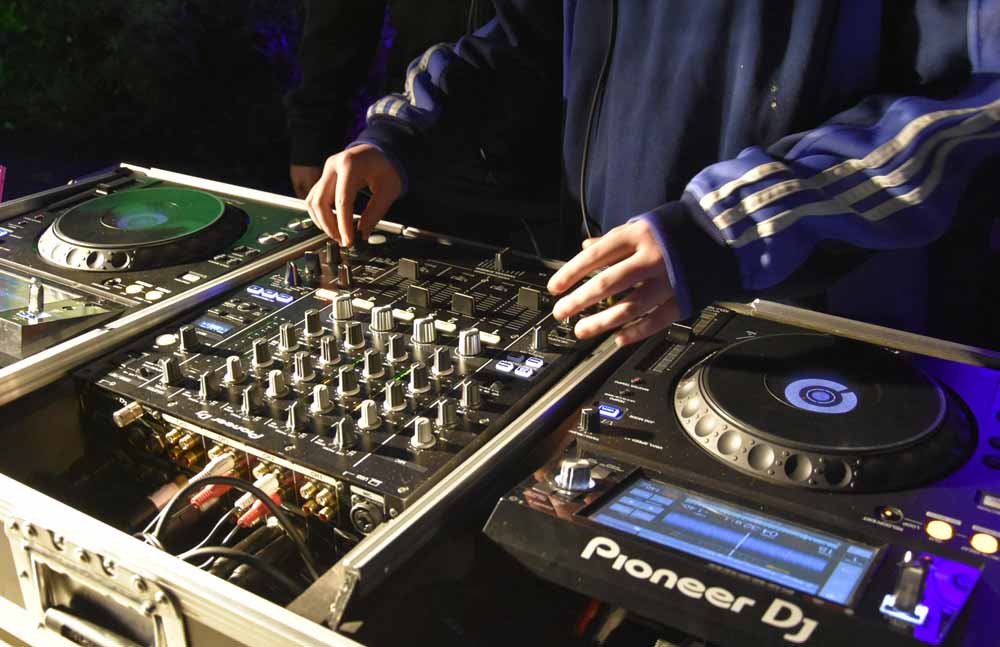 DJ an einem Mischpult