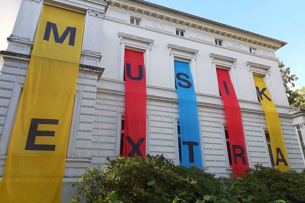 Fassade der Musikschule Iserlohn mit Bannern