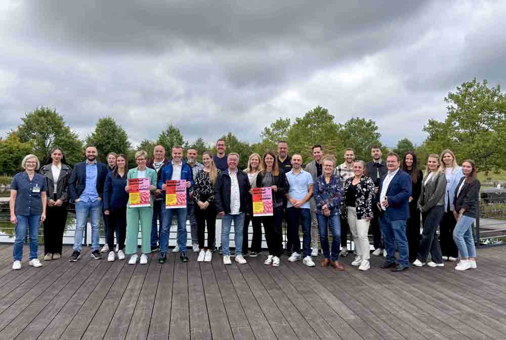 Gruppe von teilnehmenden Unternehmen wirbt für die Berufsorientierung