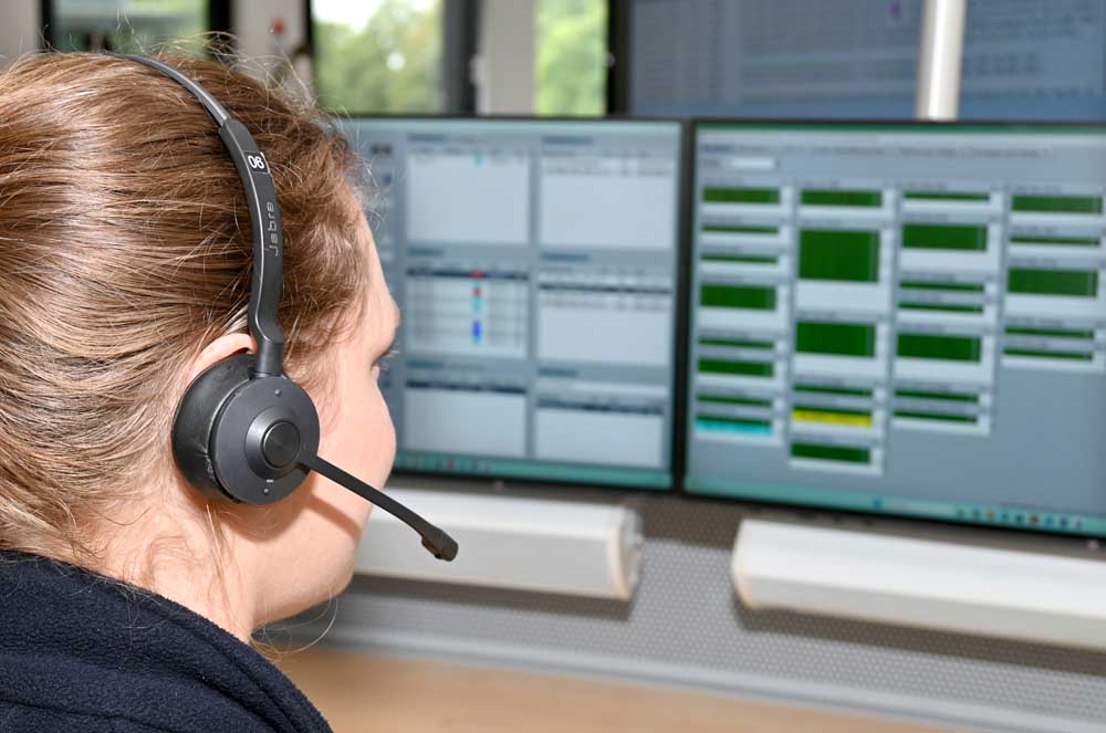 Frau Überwacht Vorgang am PC