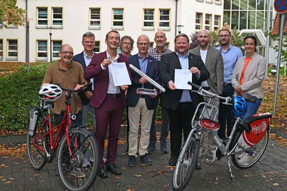 Landrat Heinrich Frieling mit Stefan Hammeke (Radverkehrsbeauftragter des Kreises Soest), Peter Franken (Dezernent für Regionalentwicklung des Kreises Soest), Marcus Schiffer (Bürgermeister der Stadt Soest), Lars Ohlig (Fachbereichsleiter Planen, Bauen und Umwelt der Stadt Werl), Heinrich Horstmann (Fachbereichsleiter Stadtentwicklung und Bauen der Stadt Lippstadt), Michael Tröger (Fachdienst Stadtplanung und Umweltschutz der Stadt Lippstadt), Lukas Schroeder-Schilling (Verkehrsplanungsbüro Planersocietät), Pascal Wollnitza (Mobilitätsmanager des Kreises Soest) und Stefanie Göke (Klimaschutz- und Mobilitätsbeauftragte der Gemeinde Lippetal)
