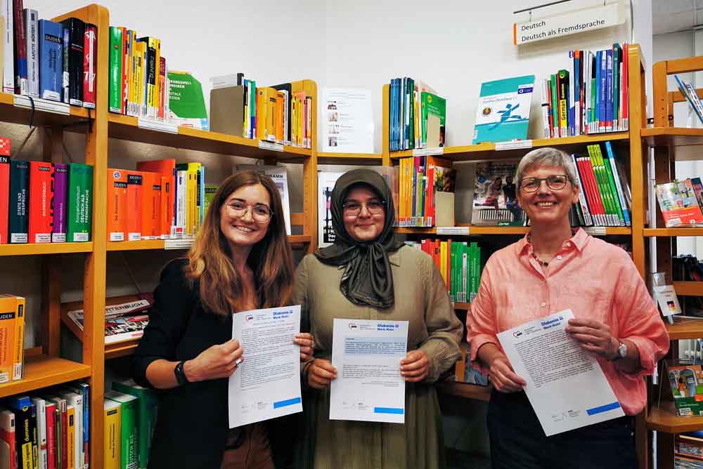 Vasilisa Sterzer von der Migrationsberatung für erwachsene Zugewanderte (MBE) der Diakonie Mark-Ruhr, Selma Kuruoglu von der Migrationsberatung für erwachsene Zugewanderte (MBE) der AWO Hagen-Märkischer Kreis und Gudrun Völcker, Leiterin der Stadtbücherei Iserlohn