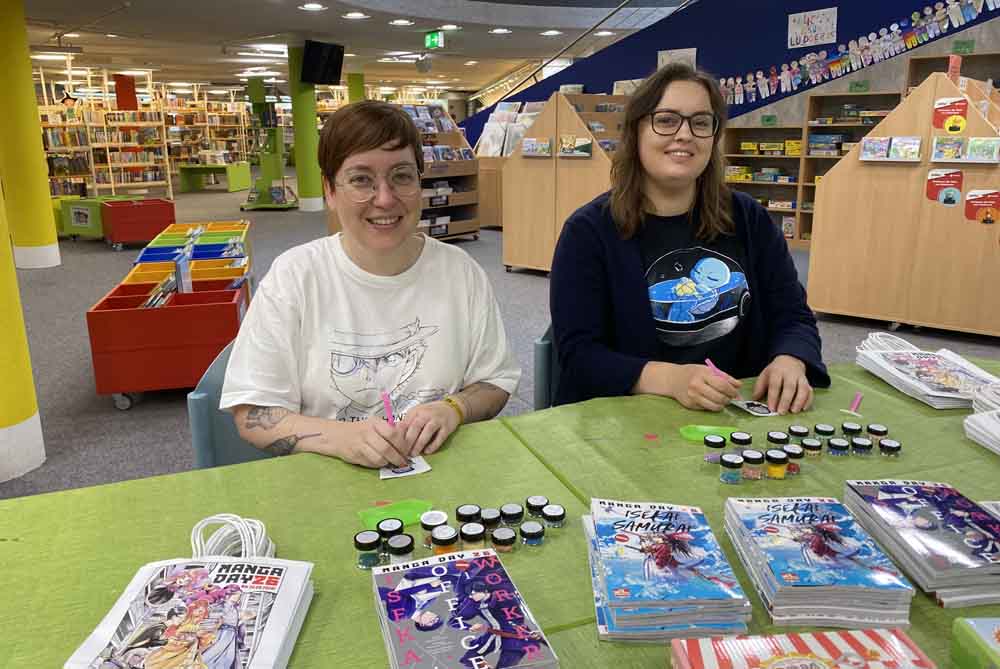 Zwei Personen beim Zeichnen in der Stadtbibliothek
