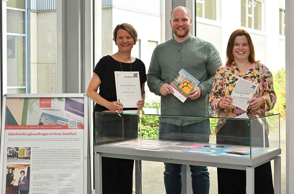 Kirsten Weßling (l.), Leiterin des Amtes für Kultur, Tourismus und Heimatpflege, Sabrina Veer (r.), Gleichstellungsbeauftragte des Kreises Steinfurt, und Kreisarchivar Jannik Schröder